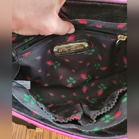 Betsey Johnson Phone 👛 - Picture 2 of 8